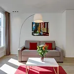 Champs Elysées Apartment